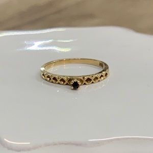 Gorgeous dainty 14k gold ring size 6.5
